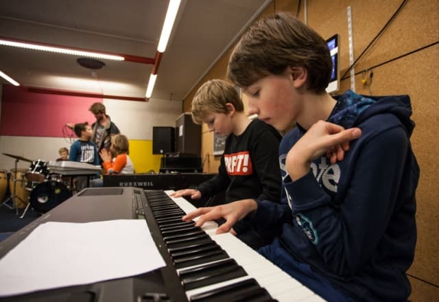 POP'sCOOL Lelystad jongens op piano