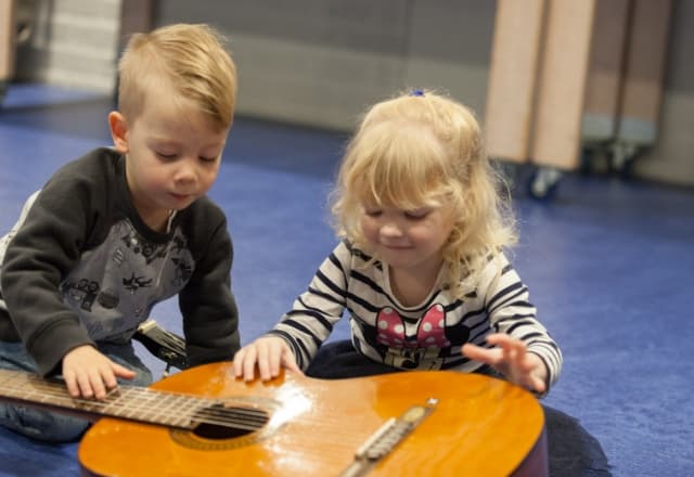Muziek met kleuters: twee kinderen met een gitaar