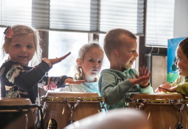 Muziek met kleuters: kleuters die aan het trommelen zijn