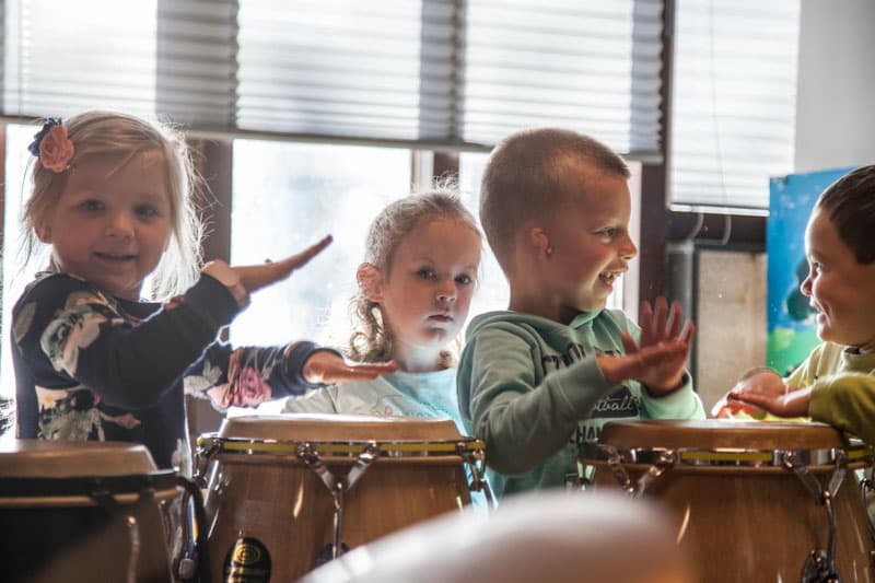 Muziek met kleuters: kleuters die aan het trommelen zijn
