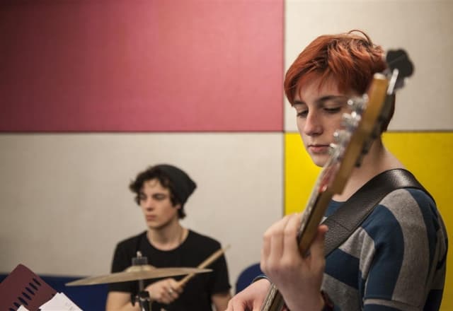 POP'sCOOL Lelystad jongeren spelen gitaar