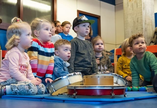 Muziek met peuters: kleuters die aan het luisteren zijn
