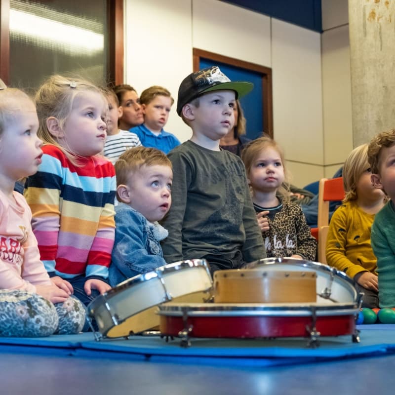 Muziek met peuters: kleuters die aan het luisteren zijn