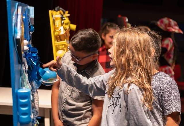 Kinderkunstklas knutselende kinderen