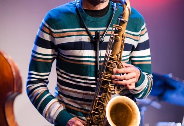 Saxofoon, meneer die aan het spelen is