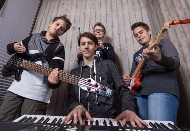 Kubus kinderen die muziek instrument spelen