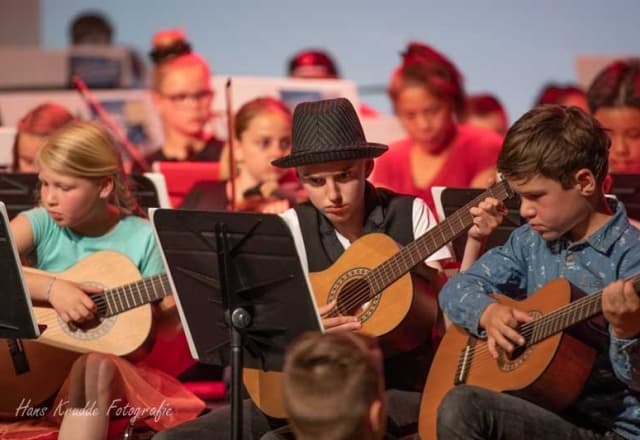 Kinderen samen in ensemble muziek aan het maken bij kubus