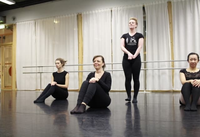 Floor-barre®, vrouwen die op de dans vloer zitten