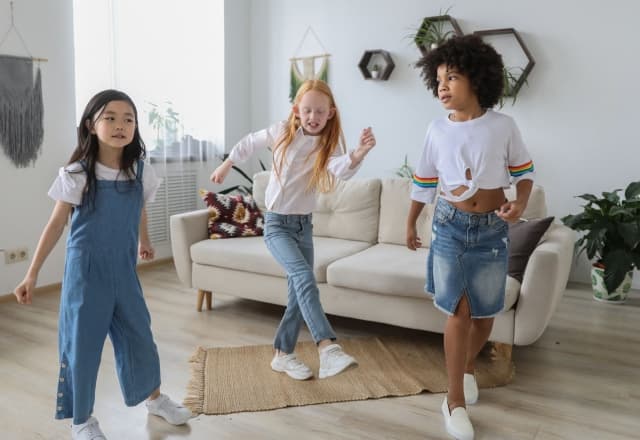 Kinderen die aan de shuffle dance aan het doen zijn in een woonkamer
