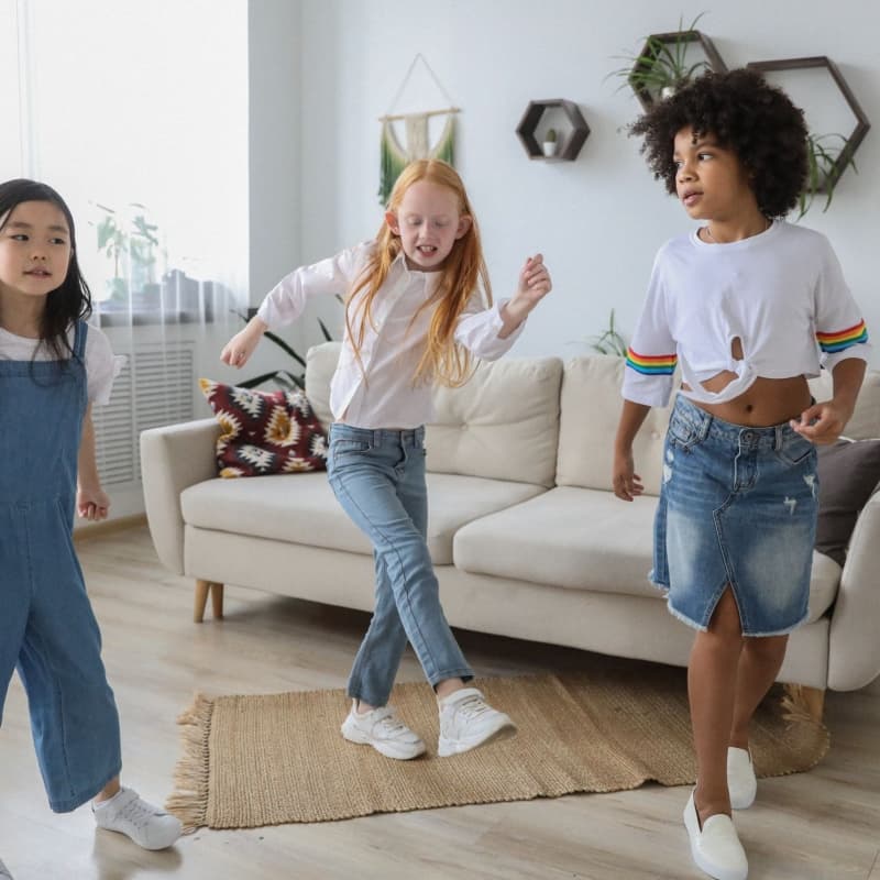 Kinderen die aan de shuffle dance aan het doen zijn in een woonkamer