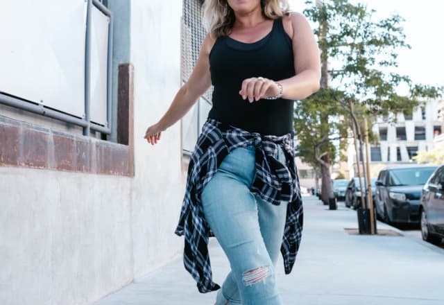 vrouw die buiten de shuffle dance doet