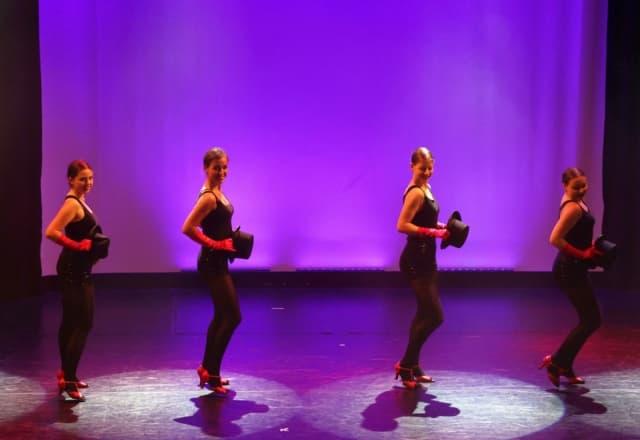 Showdance, 4 vrouwen op een podium