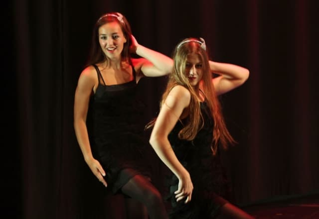 Showdance, twee vrouwen aan het dansen