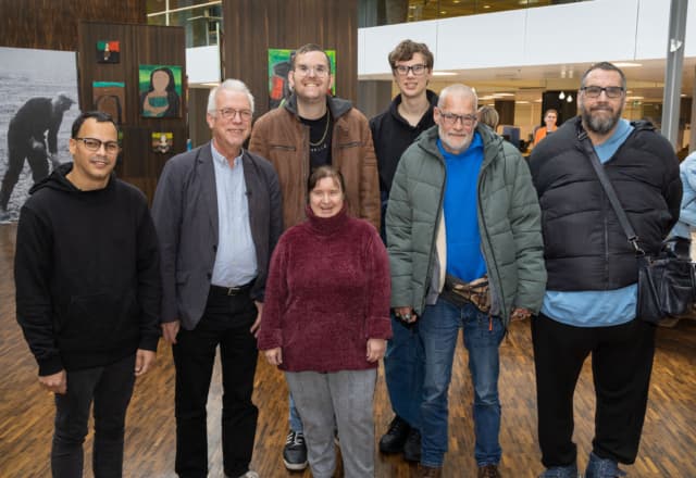 Natuurtalenten Varyo van Triade Vitree exposeren in het stadhuis Lelystad.