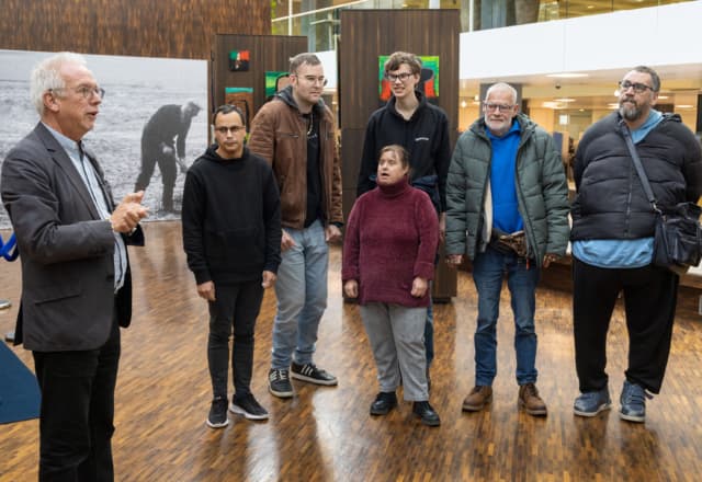 Natuurtalenten Varyo van Triade Vitree exposeren in het stadhuis Lelystad.