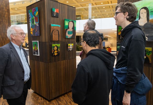 Natuurtalenten Varyo van Triade Vitree exposeren in het stadhuis Lelystad.