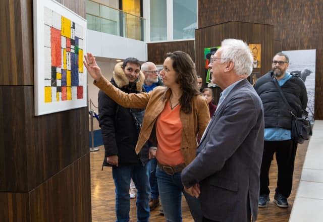 Natuurtalenten Varyo van Triade Vitree exposeren in het stadhuis Lelystad.