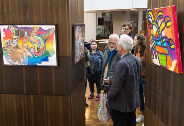 Natuurtalenten Varyo van Triade Vitree exposeren in het stadhuis Lelystad.