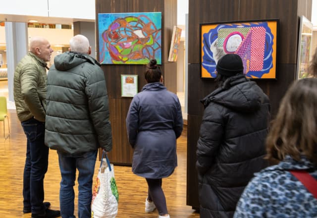Natuurtalenten Varyo van Triade Vitree exposeren in het stadhuis Lelystad.