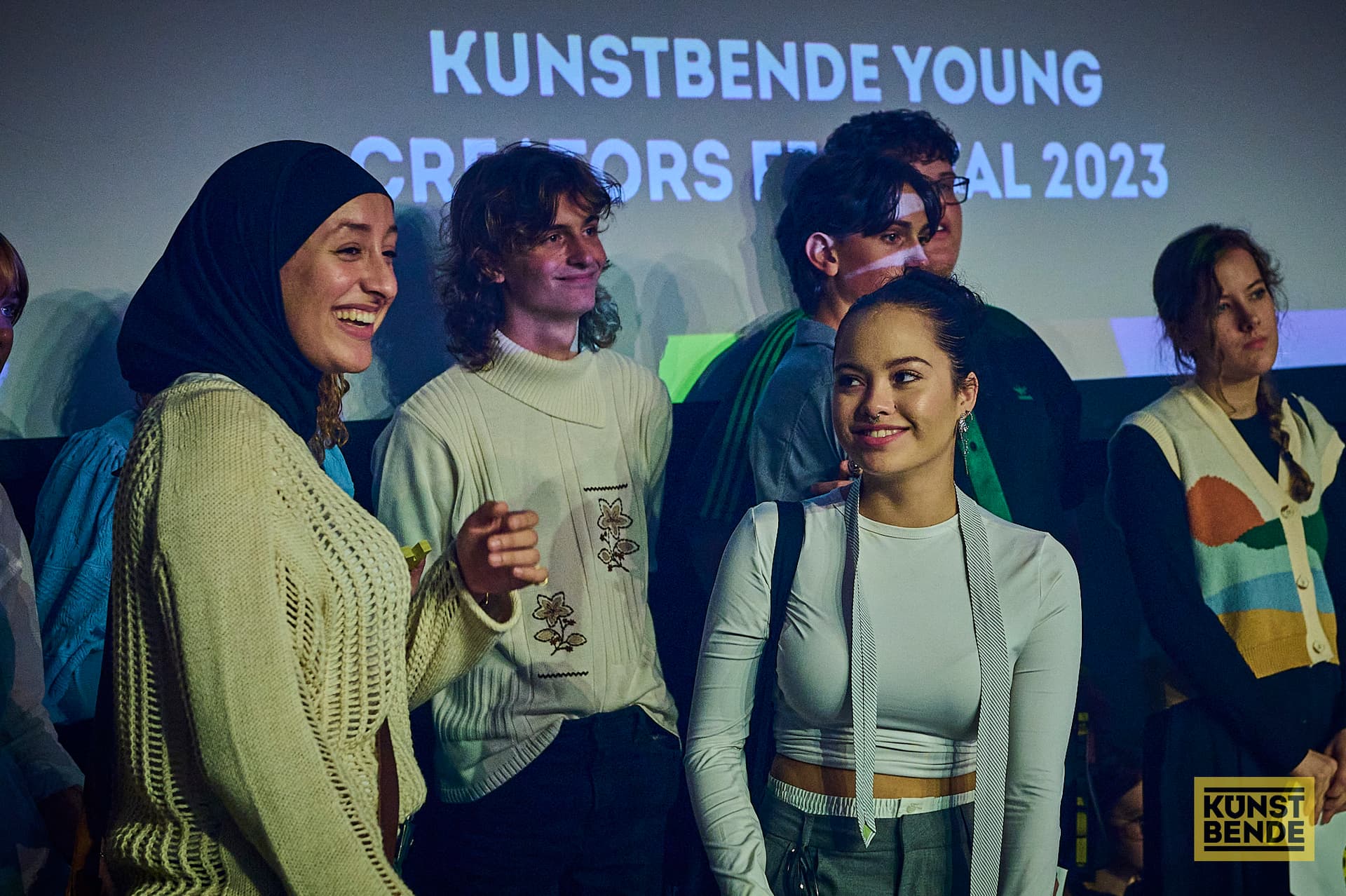 Vrolijke mensen op het podium