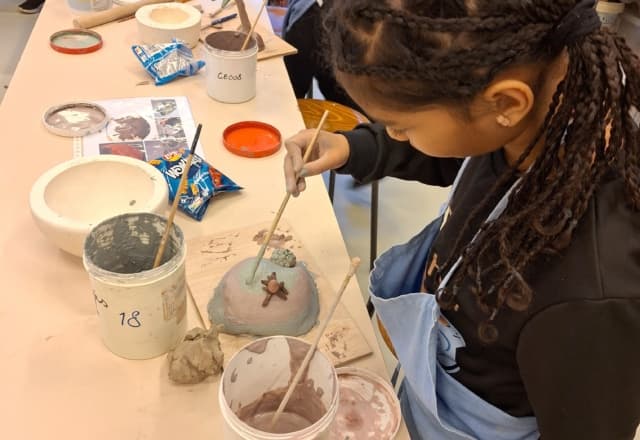 Kinderen maken iets tijdens de les keramiek