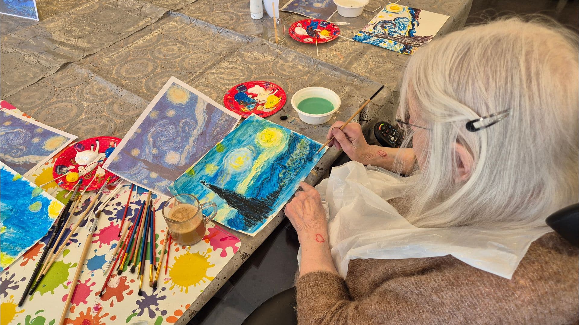 Oudere aan het schilderen in een woonzorgcentrum