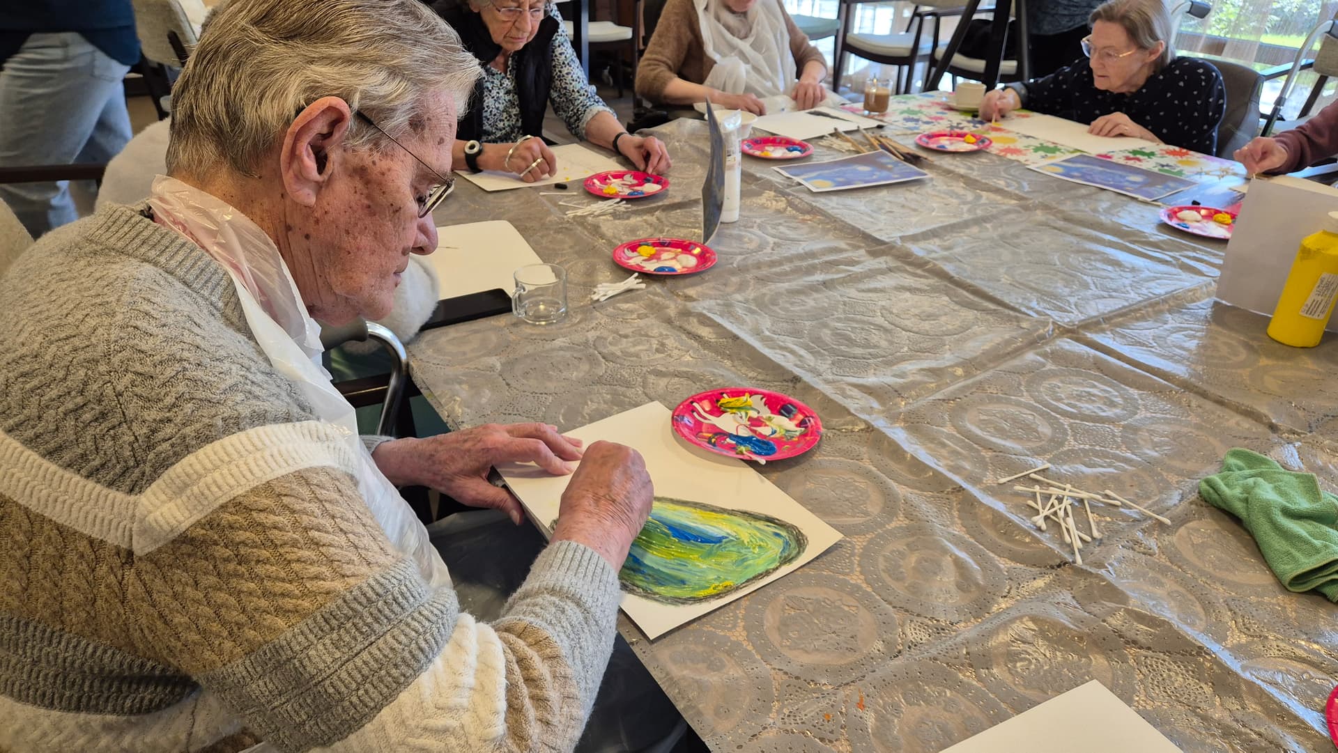 Ouderen aan het schilderen in een woonzorgcentrum