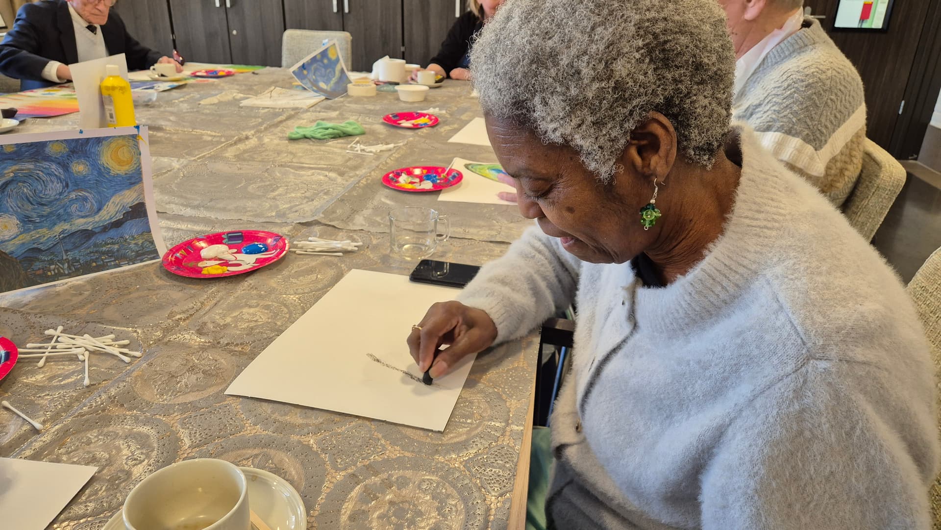 Ouderen aan het schilderen in een woonzorgcentrum