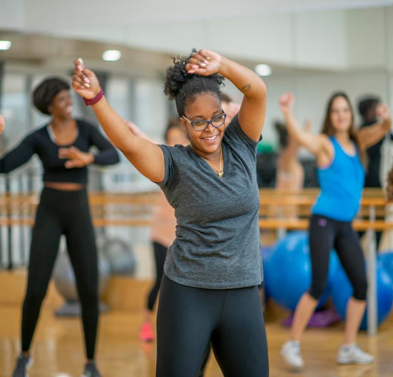 Diverse groep mensen aan het dansen
