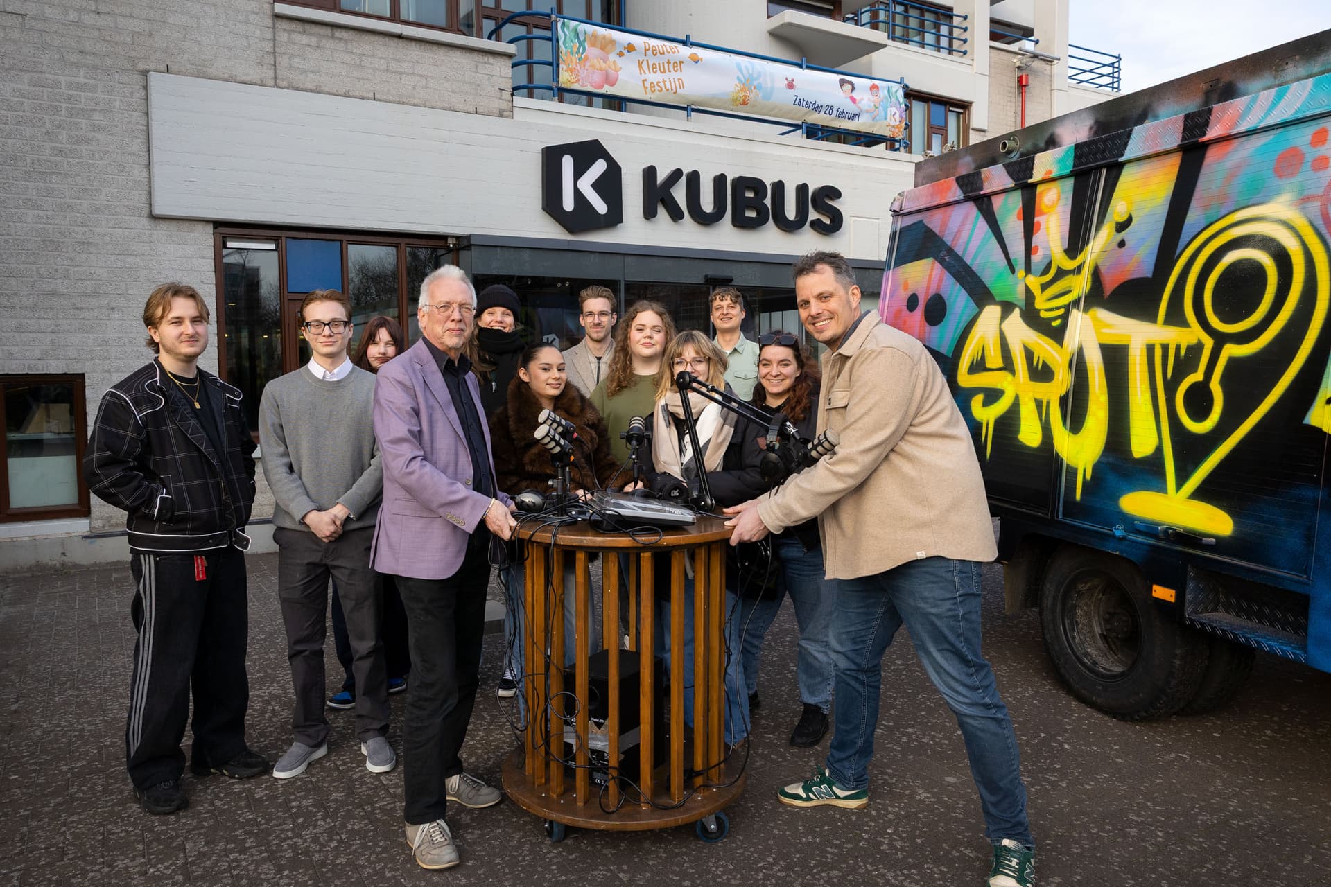 Jongeren en Jacob Stolk van SPOT en wethouder Kruis op de foto voor De Kubus