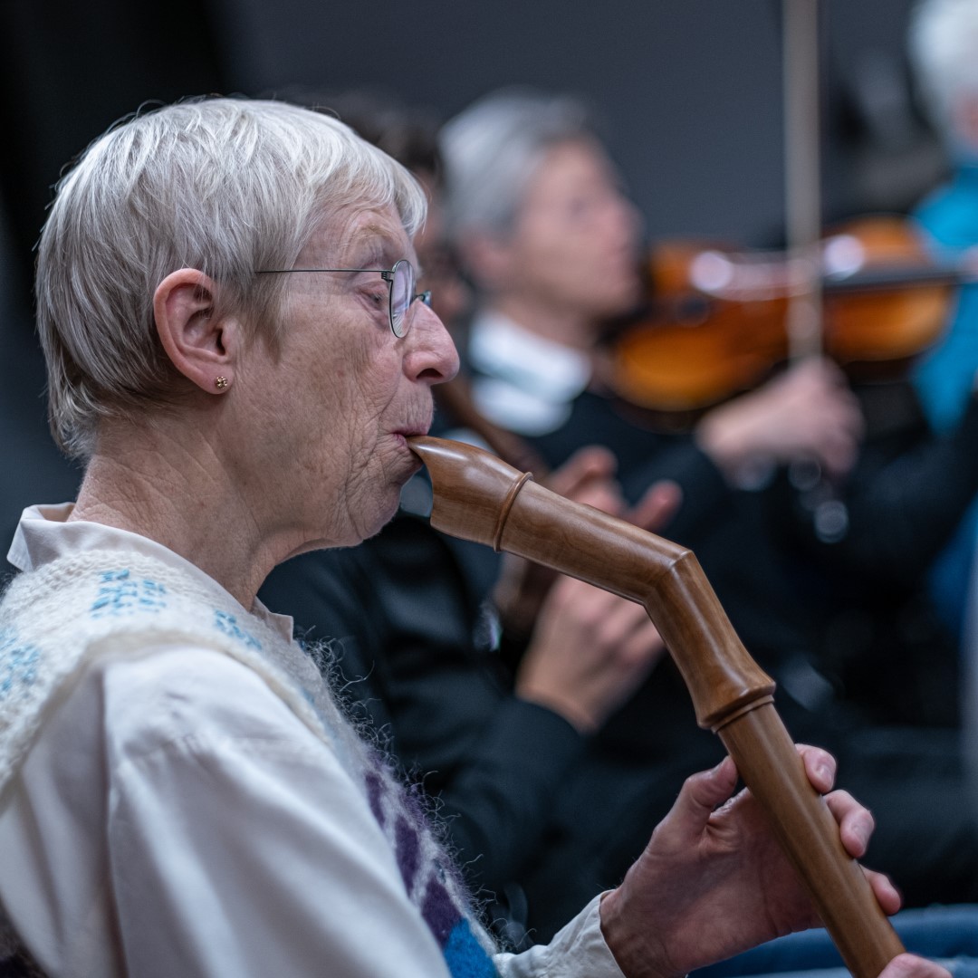 Vrouw blaasinstrument