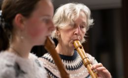 Vrouwen spelen blokfluit