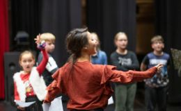 Zingen in een koor, docent die aan het zingen is