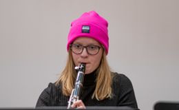 vrouw die kijkt naar haar noten en klarinet speelt