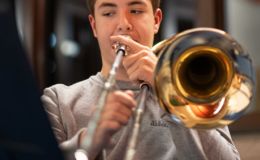 jong volwassene die trombone speel