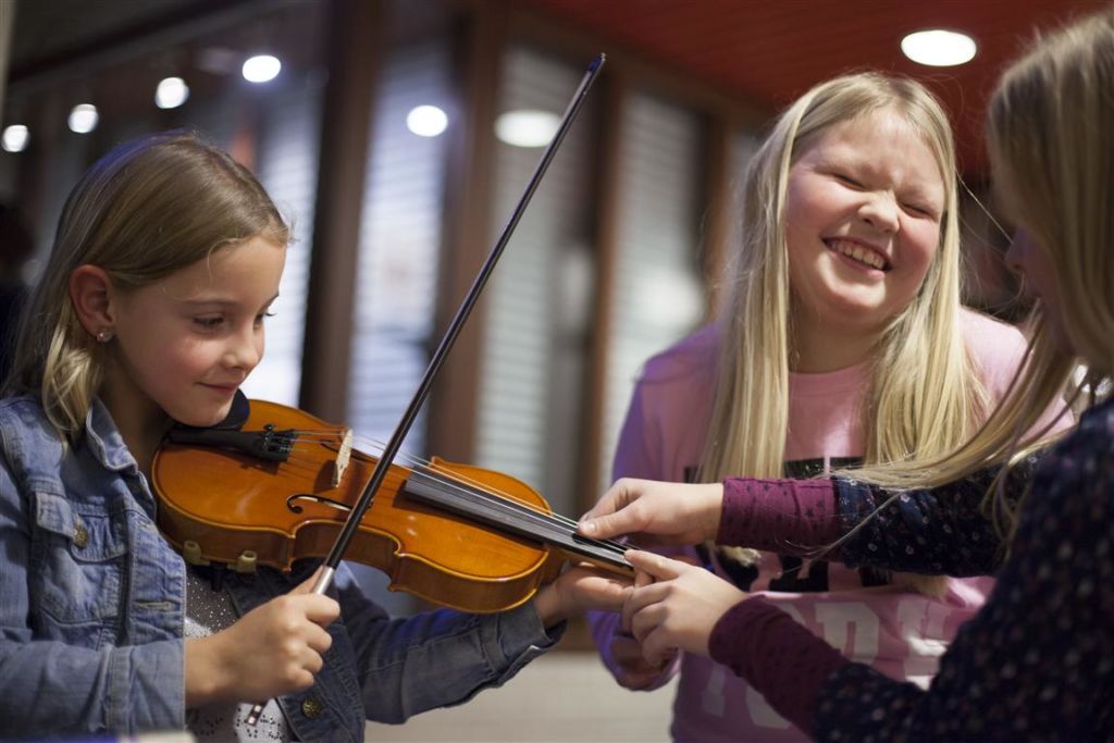 Meisjes spelen viool