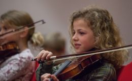 Meisje met snaarinstrument