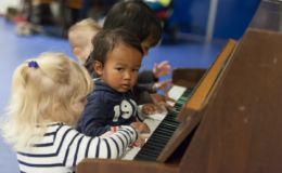 Muziek met peuters, piano spelen