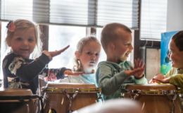 Muziek met kleuters: kleuters die aan het trommelen zijn