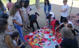 Basisschoolkinderen maken coronakunstwerk