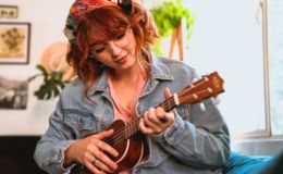 mevrouw die op instrument speelt