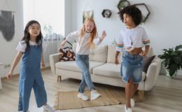 Kinderen die aan de shuffle dance aan het doen zijn in een woonkamer