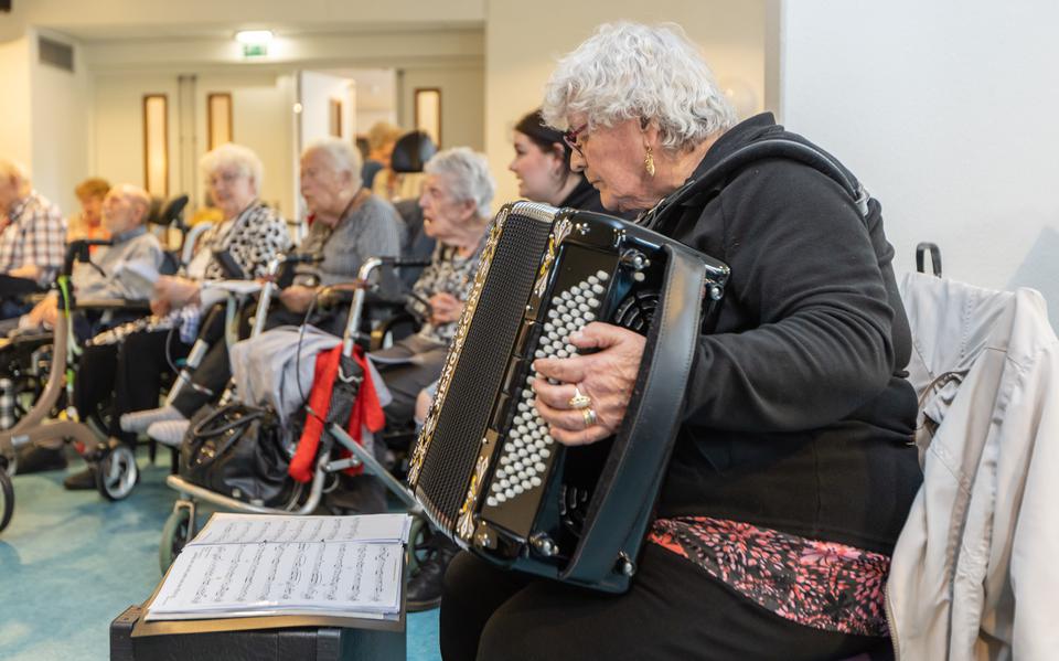 Ouderen maken samen muziek 