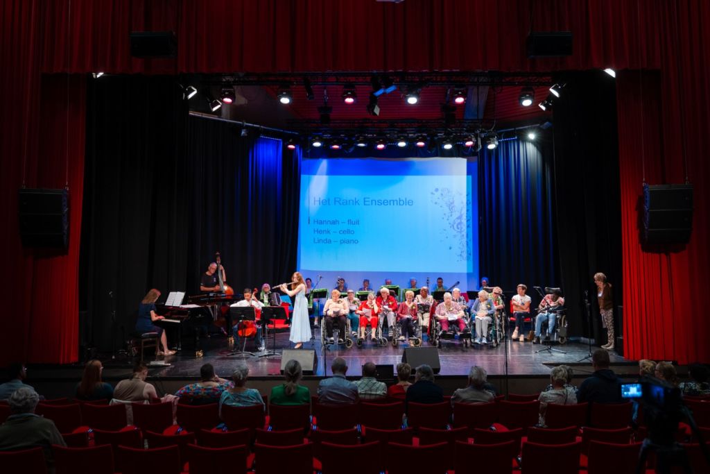 Muziek in de Polder, ouderen maken samen muziek in de theaterzaal van De Kubus