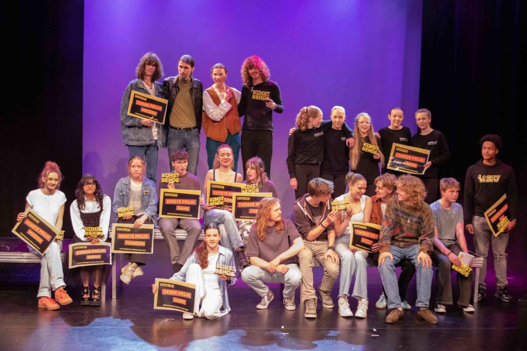 Winnaars Kunstbende Flevoland 2024 op het podium in De Kubus te Lelystad.