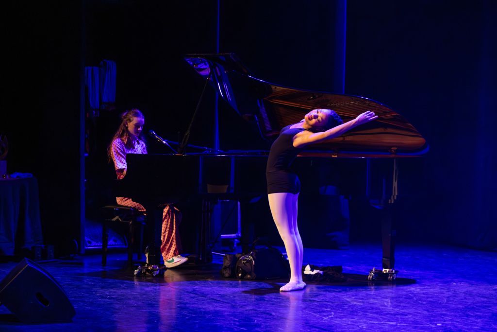 Muziek en dans op het podium