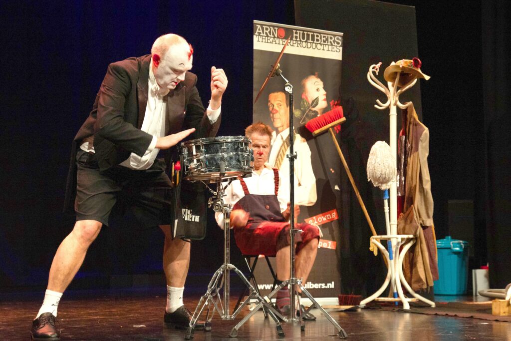 Clowns act op podium