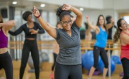 Diverse groep mensen aan het dansen